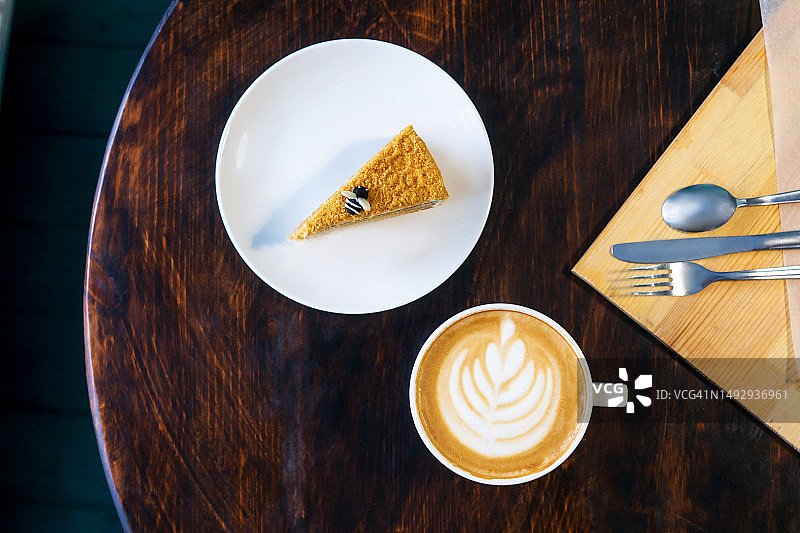 一杯卡布奇诺咖啡和蛋糕，俄罗斯图片素材