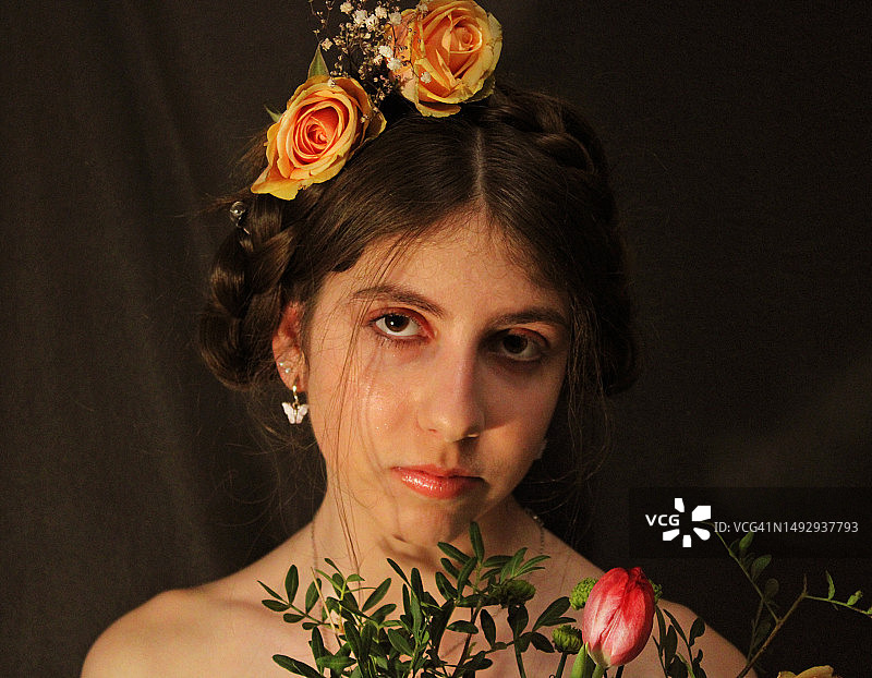 手持花束的年轻女子特写，德国图片素材