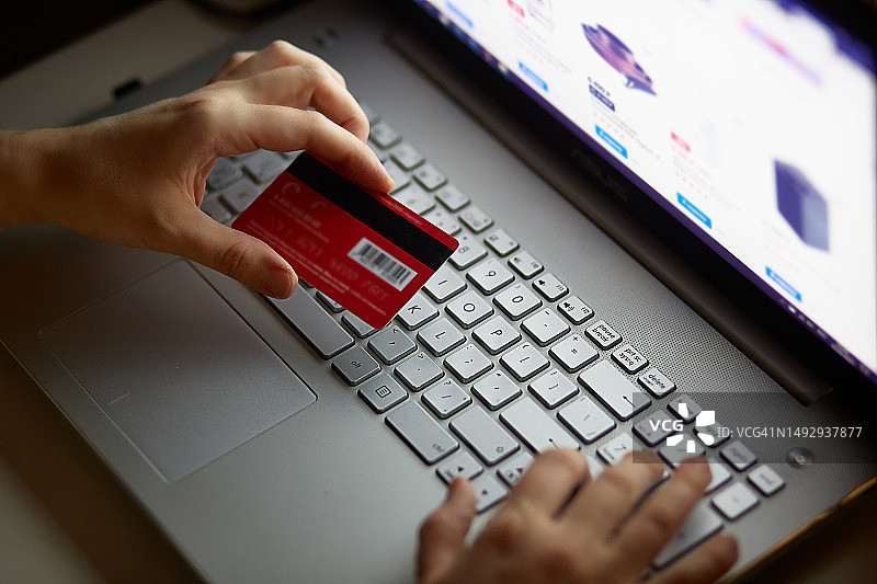 在线购物：无需露脸，用电脑信用卡订购和支付商品图片素材
