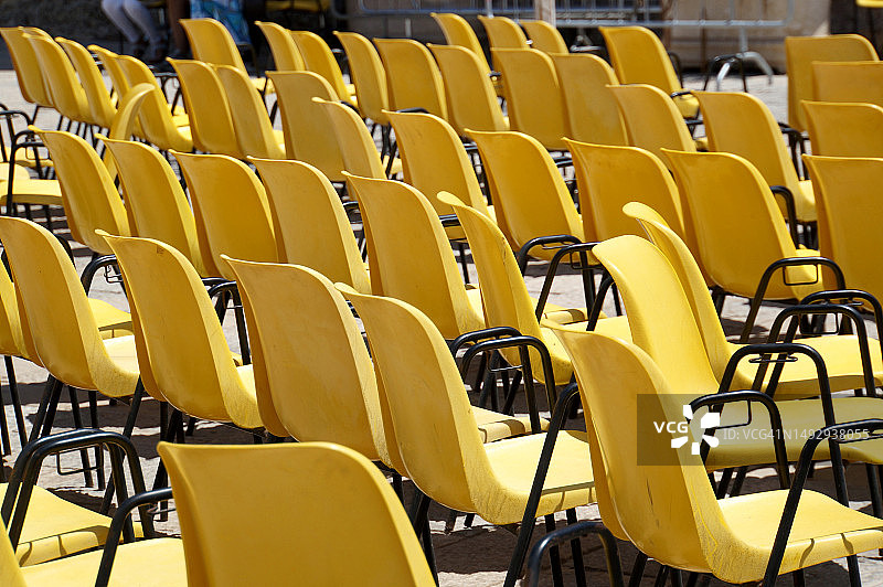 意大利特拉帕尼圣维托洛卡波的黄色空椅子图片素材