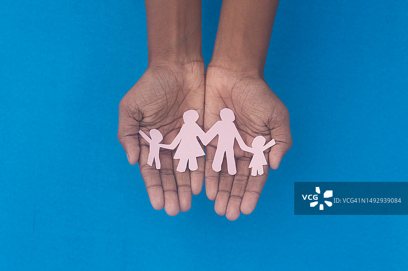 俯视：人手拿着纸链，蓝色背景，印度西孟加拉邦加尔各答图片素材