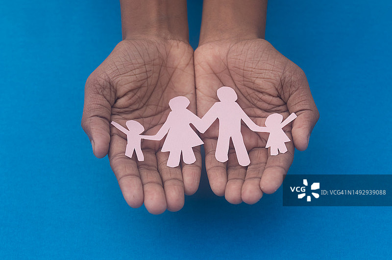 俯视：人手拿着纸链，蓝色背景，印度西孟加拉邦加尔各答图片素材