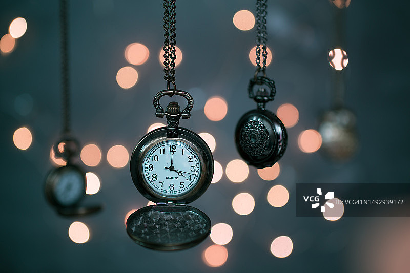 悬挂着的时钟照明特写，意大利蒙扎和布里安扎省布鲁格里奥图片素材
