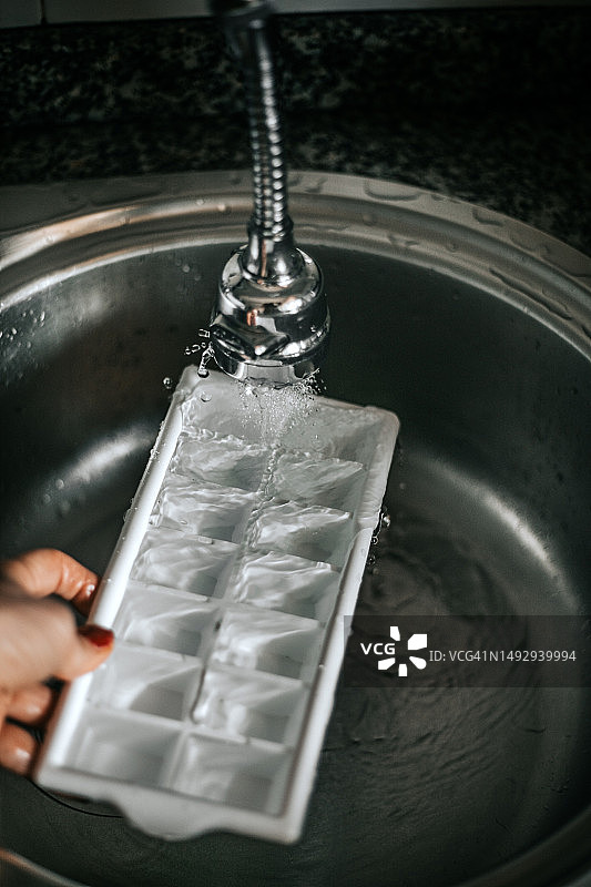 装满冰块桶图片素材