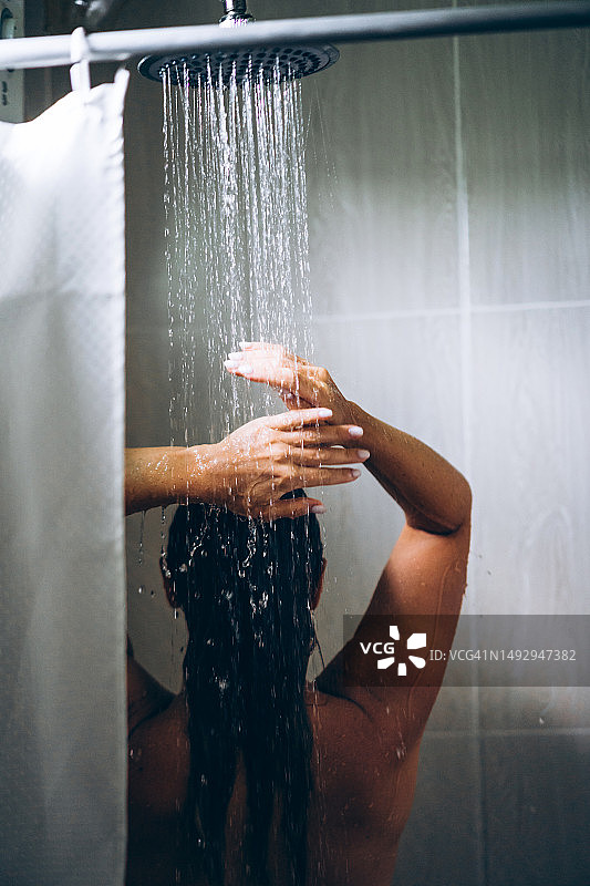在酒店房间里淋浴的女人图片素材