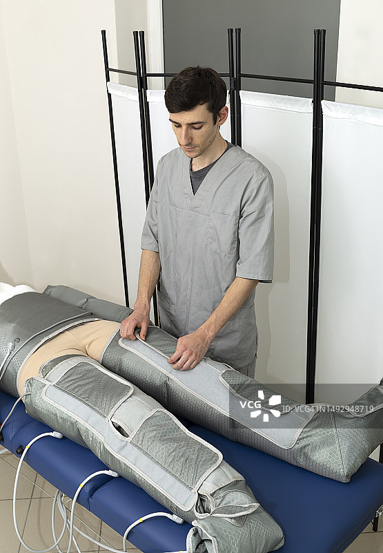 男性专家进行压力疗法按摩图片素材