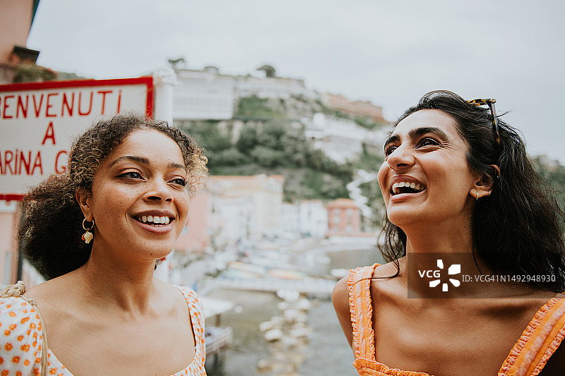 两名女人站在意大利索伦托著名的玛丽娜格兰德手绘标牌旁图片素材