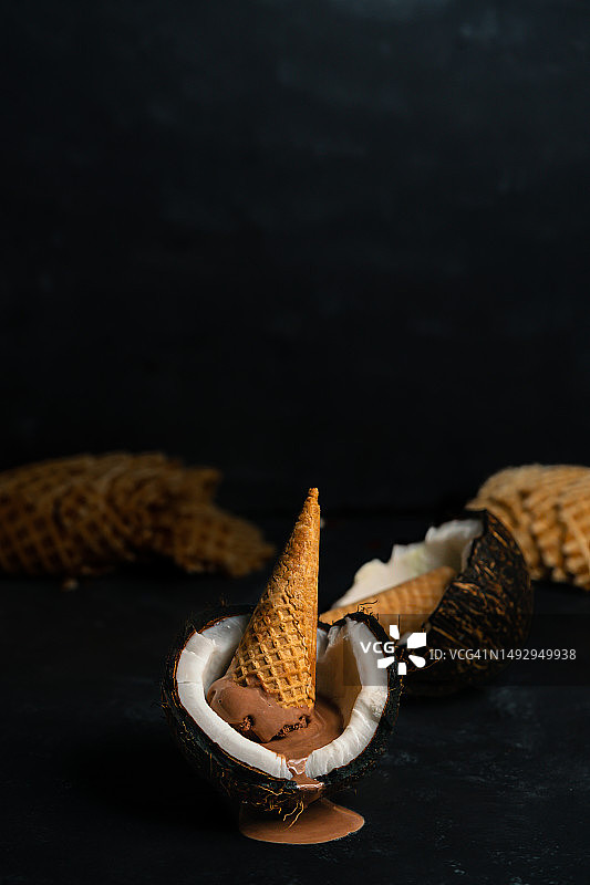 融化的椰子冰淇淋图片素材