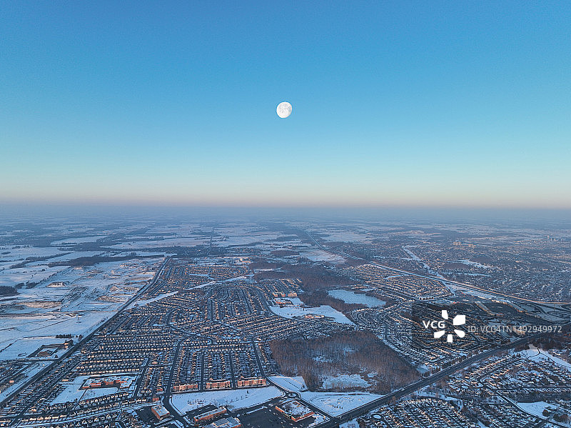 加拿大安大略省基奇纳市清晨月光下照明城市景观航拍图片素材