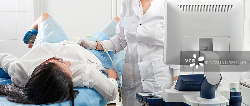 孕妇接受超声波检查图片素材