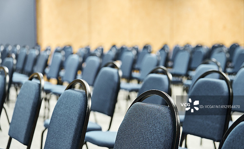会议中心为研讨会准备的椅子图片素材