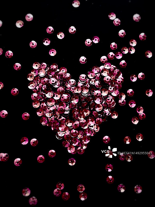 黑色背景上的心形装饰特写，乌克兰卡皮塔尼夫卡图片素材