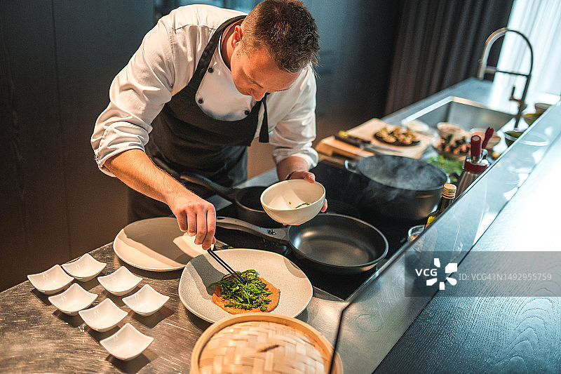 专业厨师为单身女子晚餐精心制作美食图片素材
