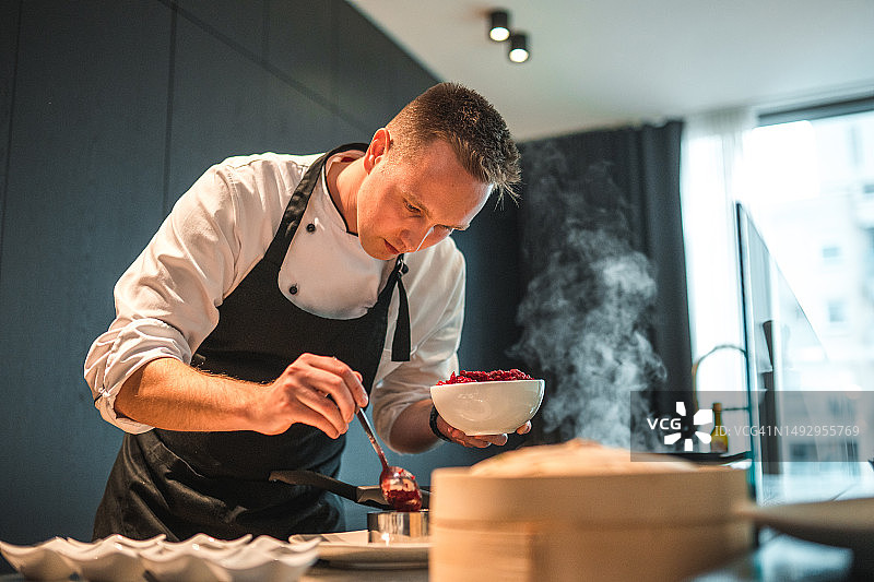 创意且专注的厨师为单身女子活动准备美食图片素材