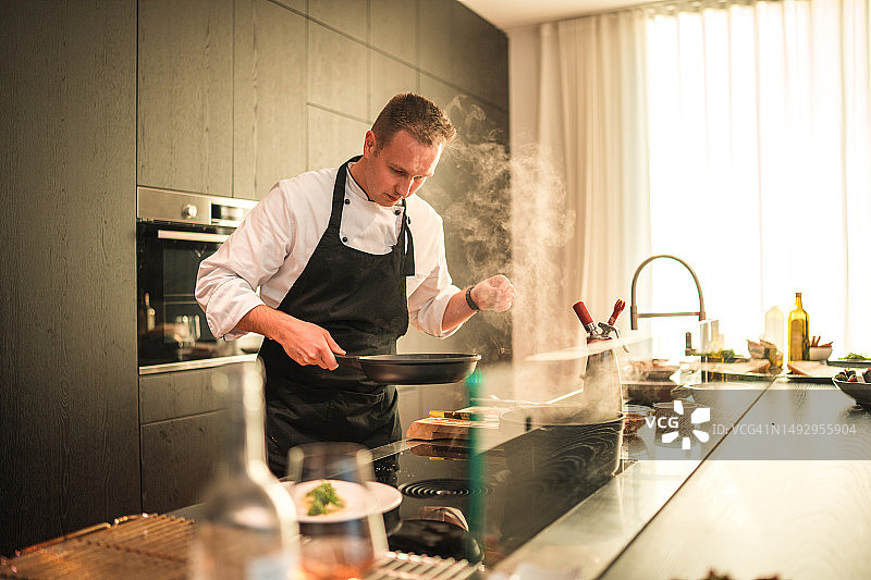 年轻厨师为单身女子晚餐准备精致的美味佳肴图片素材