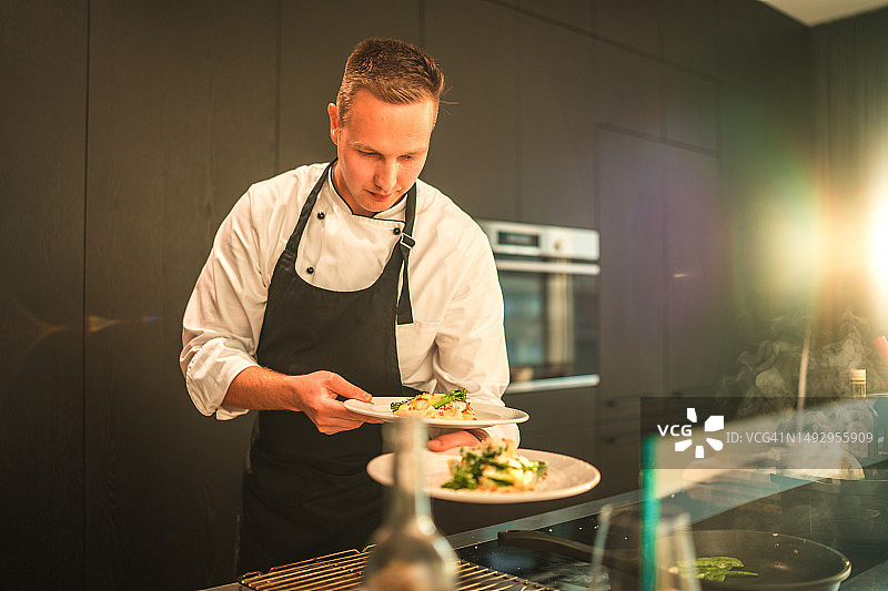 年轻厨师为单身女子晚餐准备精致的美味佳肴图片素材