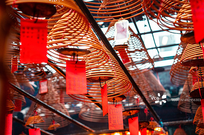 悬挂在寺庙屋顶的香图片素材