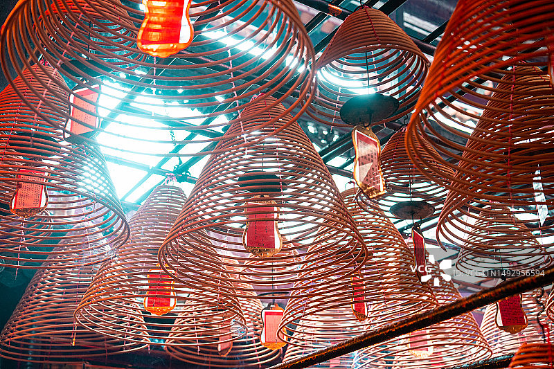 悬挂在寺庙屋顶的香图片素材