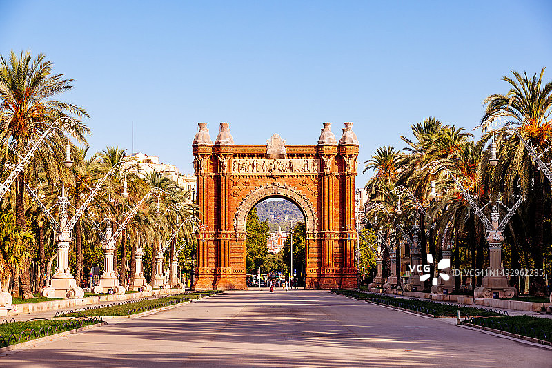 西班牙巴塞罗那晴朗蓝天下凯旋门图片素材