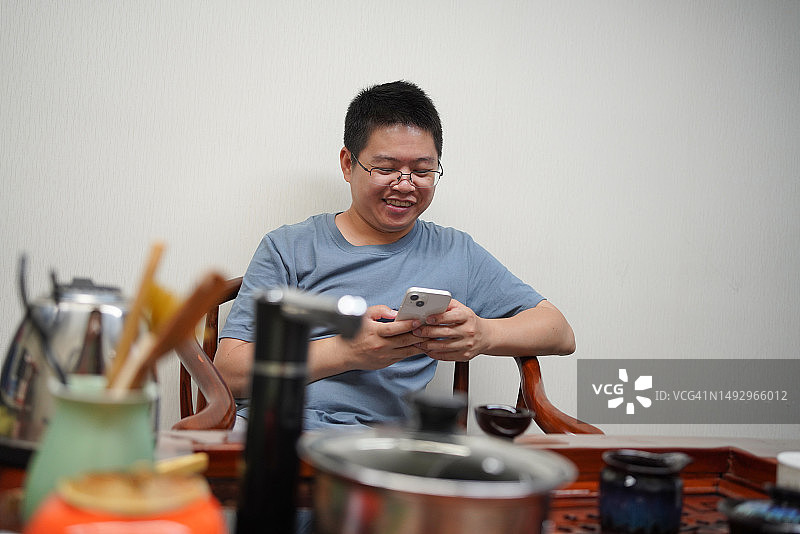 使用手机进行有趣视频会议的亚洲商人图片素材