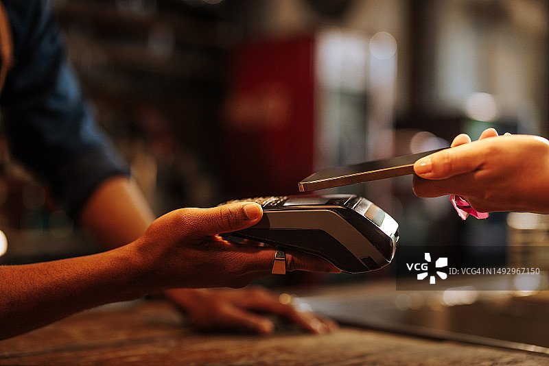 酒吧非接触式支付特写照片图片素材