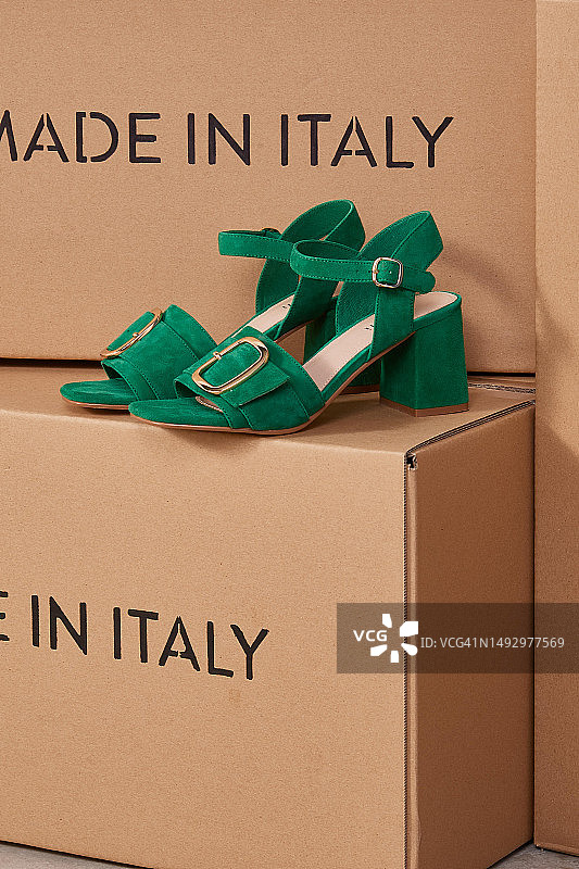 女士绿色磨砂皮鞋图片素材