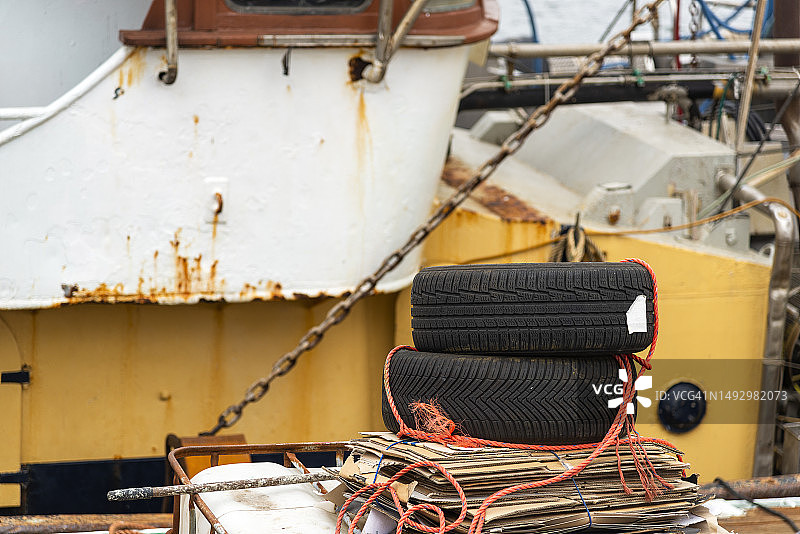 两个旧车胎放在一堆纸板上图片素材
