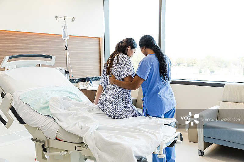 女护士帮助病人下床（未识别面部）图片素材