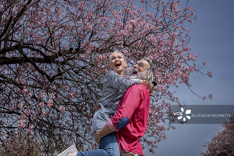 中年夫妇参观塞浦路斯莱夫卡拉古村图片素材