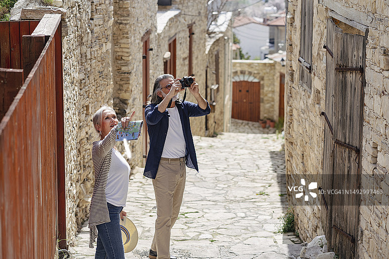 中年夫妇参观塞浦路斯莱夫卡拉古村图片素材