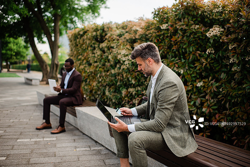 在商业区户外工作的商人图片素材