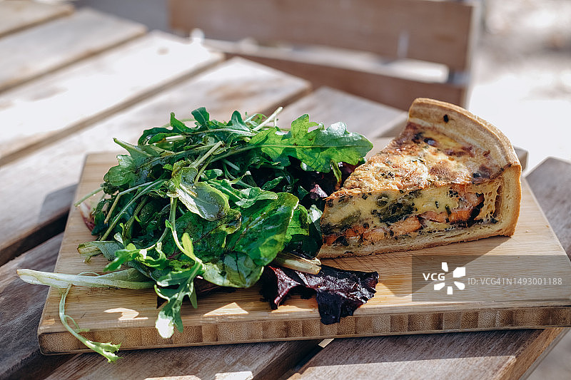 传统法式午餐：洛林乳蛋饼配鲑鱼和绿色沙拉，佐以葡萄酒醋图片素材