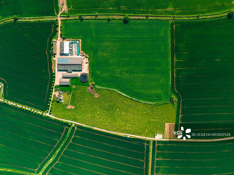 英格兰多云蓝天下美丽的农田鸟瞰图图片素材