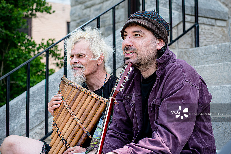 和谐融合：自闭症音乐家团结在一起，用排箫和吉他拍摄迷人的头像图片素材