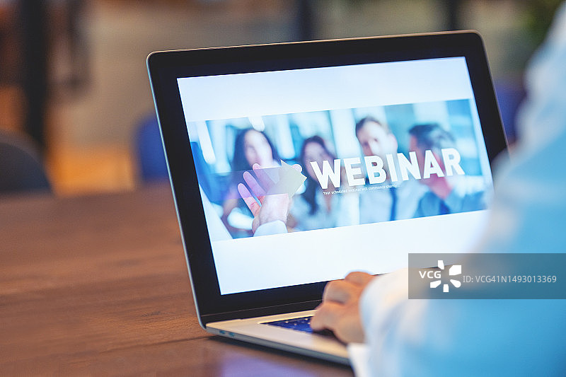 等待网络研讨会开始的商人图片素材