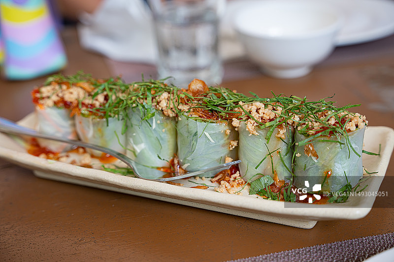 泰式鲜虾蔬菜春卷图片素材