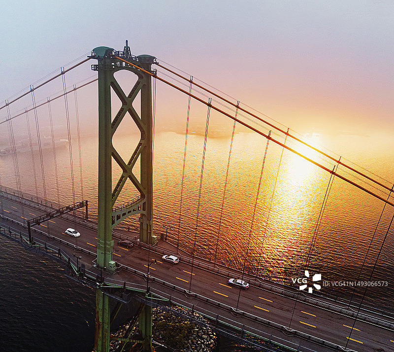 雾中的桥梁图片素材