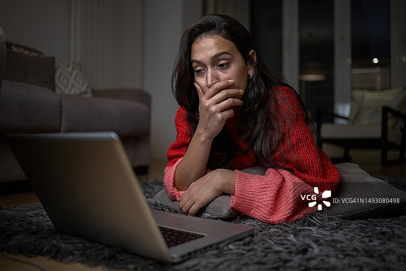 年轻女性在家工作图片素材