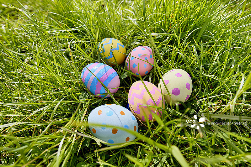 草地上彩色复活节彩蛋的高角度视图图片素材