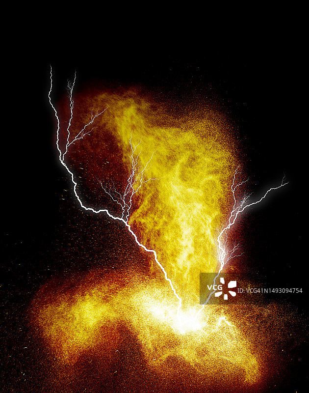 黑色背景上闪电、烟雾和火焰的电火花爆炸图片素材