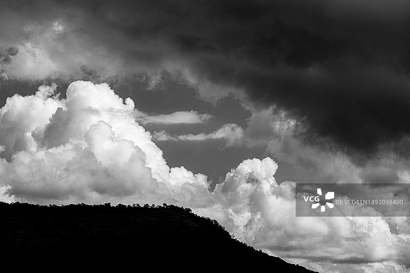 白色云朵黑色自然背景图片素材