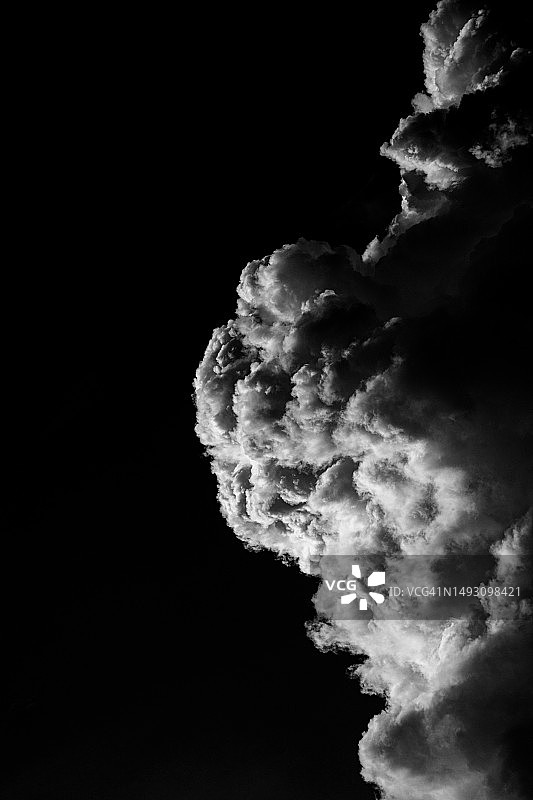 白色云朵黑色自然背景图片素材