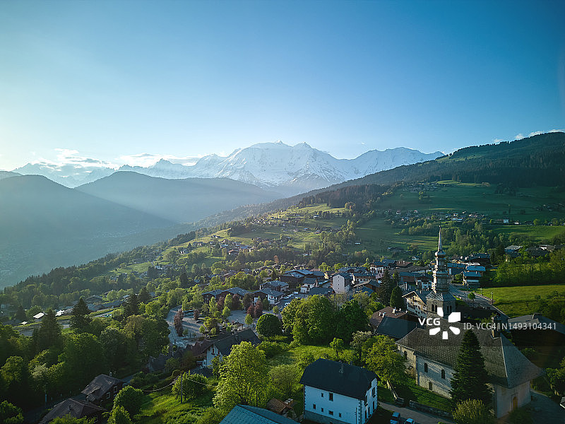 孔布卢村，远眺勃朗峰图片素材