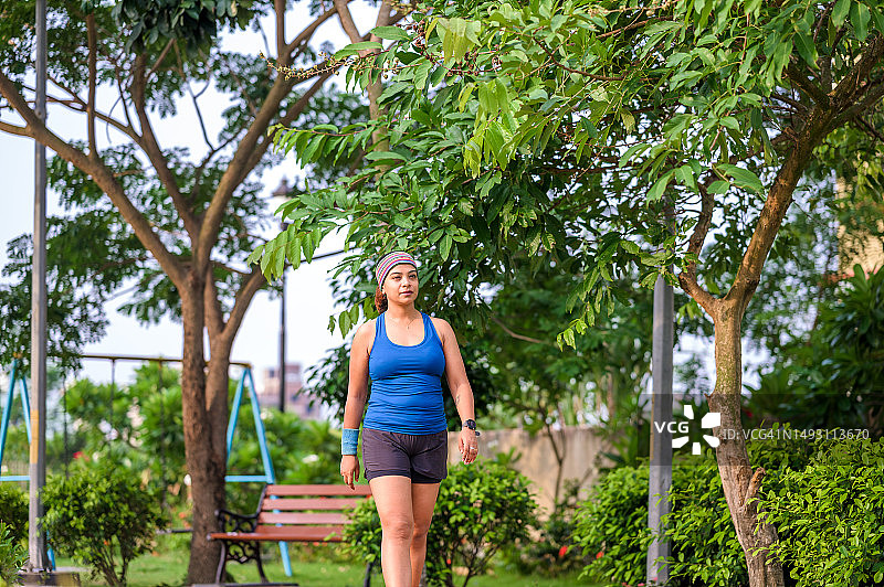 清晨在公园人行道上跑步的健康美丽年轻跑步女性图片素材