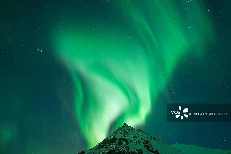 冰岛斯奈山半岛阿尔纳斯塔皮的北极光图片素材