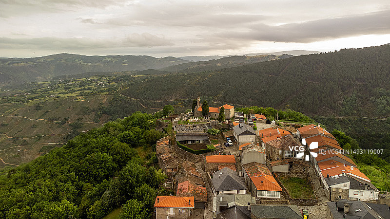 日出时分的卡斯特罗卡尔德拉斯鸟瞰图图片素材