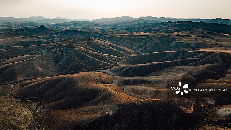 西西里山丘上的中央西西里岛景观日落图片素材