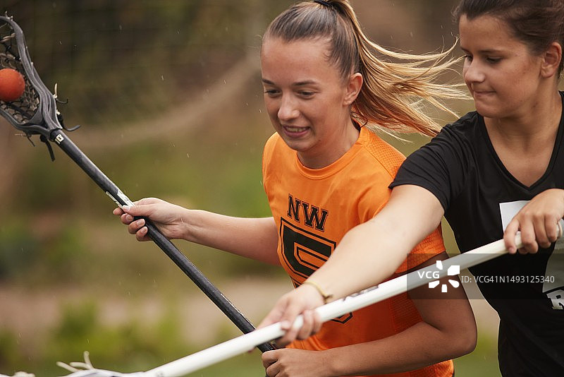 长曲棍球后卫奋力阻挡对手的激烈瞬间图片素材