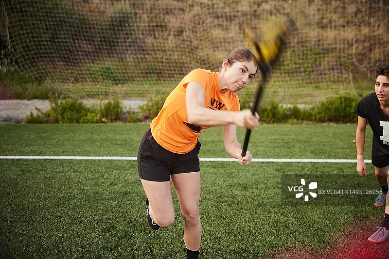 曲棍球女运动员专注比赛图片素材