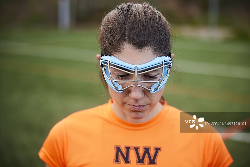 沉静的决心：曲棍球女运动员的赛前准备图片素材